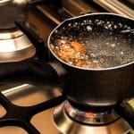 Empêcher l'eau de déborder de la casserole
