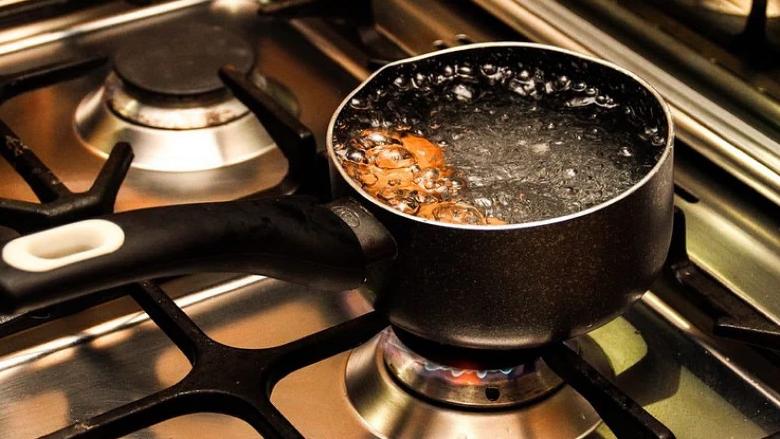 Empêcher l'eau de déborder de la casserole