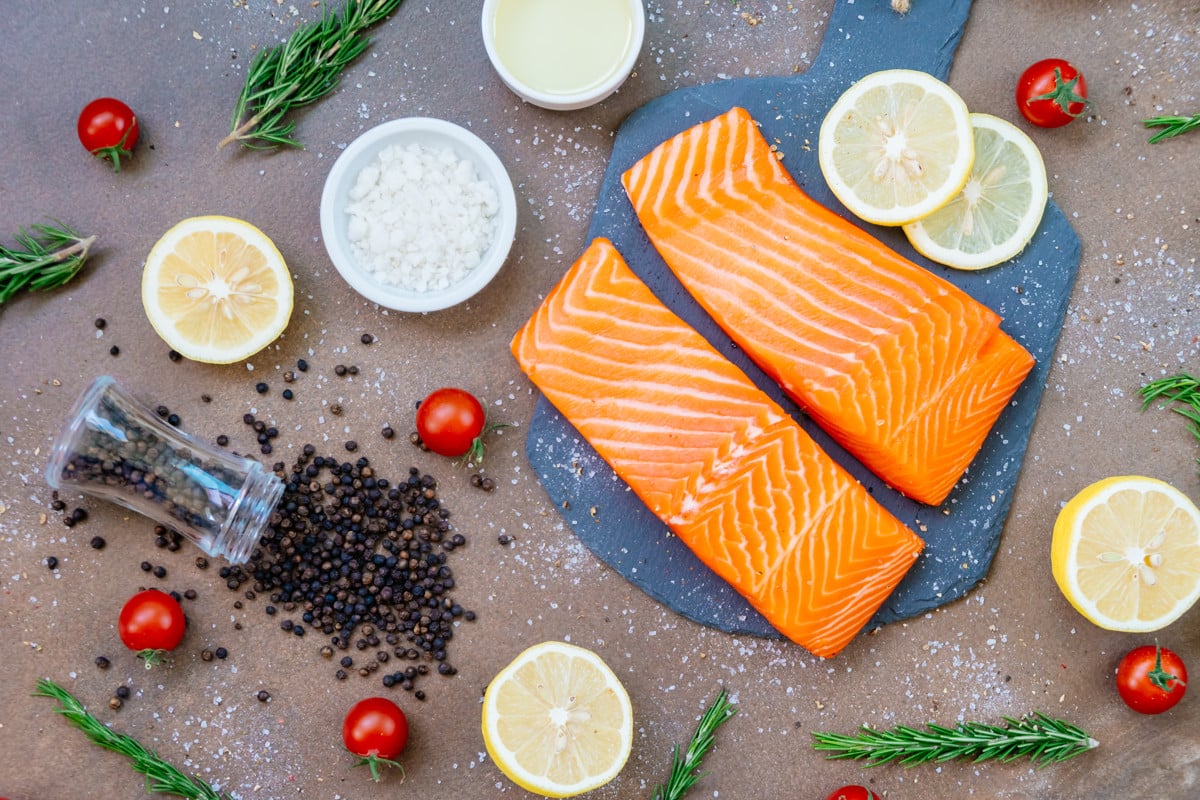 Découvrez la vraie technique pour identifier un saumon trop gras avant de l'acheter